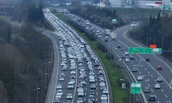 Anadolu Otoyolu'nda bayram tatilinden dönüş yoğunluğu yaşanıyor