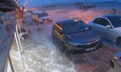 Hatay'da denizin taşmasıyla sahil yolu ve işletmeler su altında kaldı