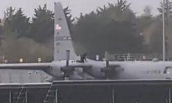 İrlanda'da bir şahıs Amerikan askeri uçağına baltayla saldırdı