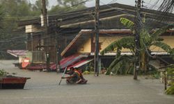 Tayland'ın başkenti Bangkok'ta sel 700 bin kişiyi etkiledi