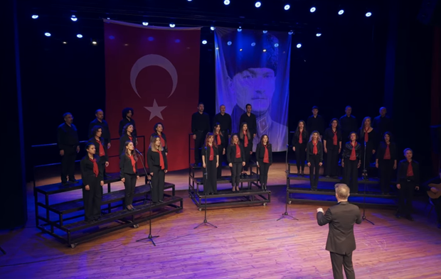 ÇANAKKALE RUHU AMİSOS AKADEMİ KOROSU İLE YANKILANIYOR