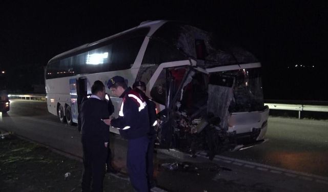 Amasya'da yolcu otobüsü ile tır çarpıştı: 11 yaralı