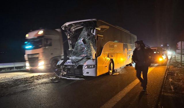 Anadolu Otoyolu'nda otobüs ile çekici çarpıştı: 1 ölü, 15 yaralı