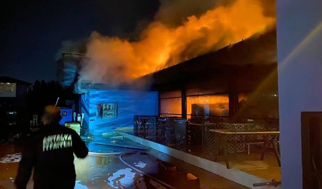 Antalya'da zincir markette çıkan yangın hasara yol açtı