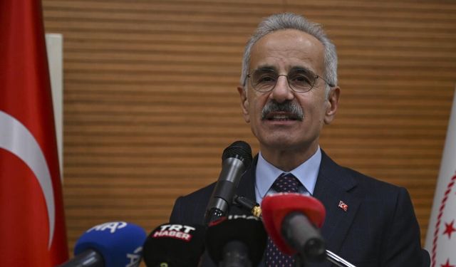 Bakan Uraloğlu: Hürmüz'deki 15 Türk sahipli geminin personeliyle irtibat sürüyor