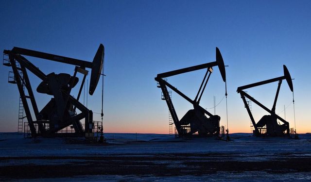 Brent petrolün vadeli varil fiyatı 104,61 dolardan işlem görüyor
