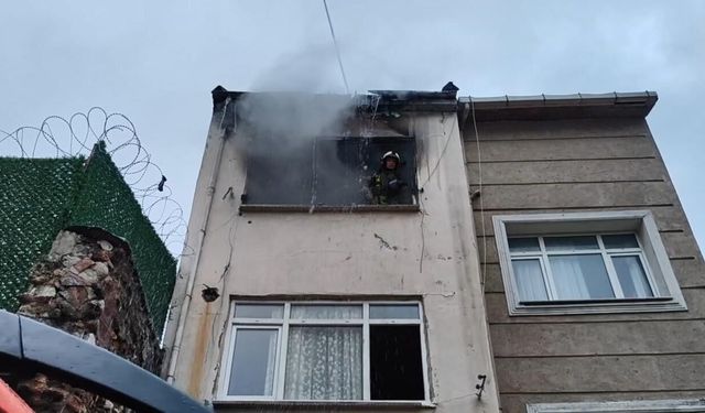 Fatih'te apartmanda çıkan yangına müdahale ediliyor
