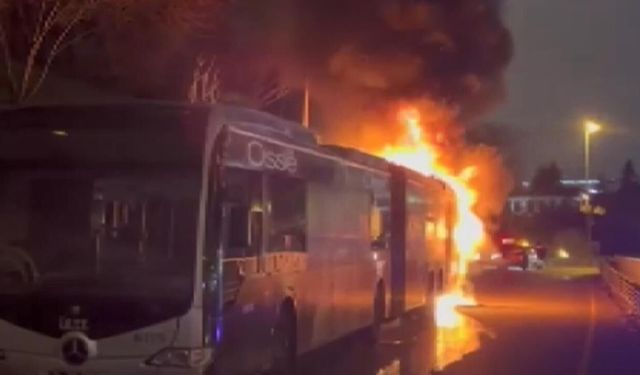 İstanbul'da metrobüsün motorunda yangın