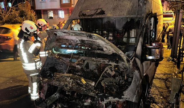 İstanbul'da park halindeki 3 araç küle döndü