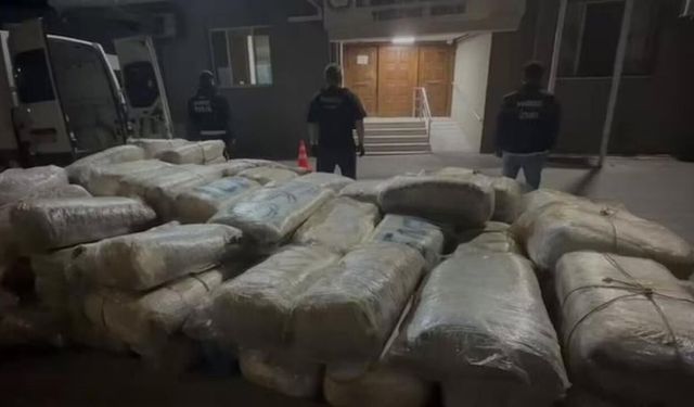 İzmir'de 1 ton 346 kilogram uyuşturucu ele geçirildi