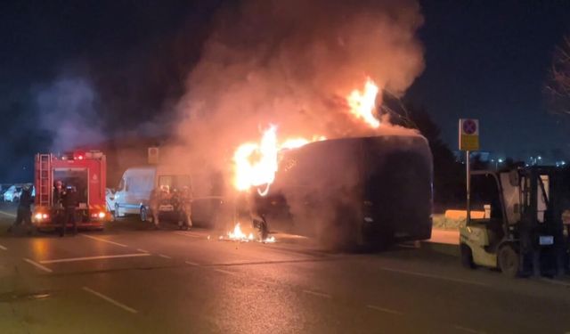 Kağıthane'de park halindeki minibüs yandı