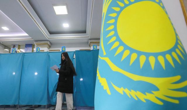 Kazakistan'da yeni anayasa için yapılan referandum yeterli katılım oranıyla geçerli kabul edildi