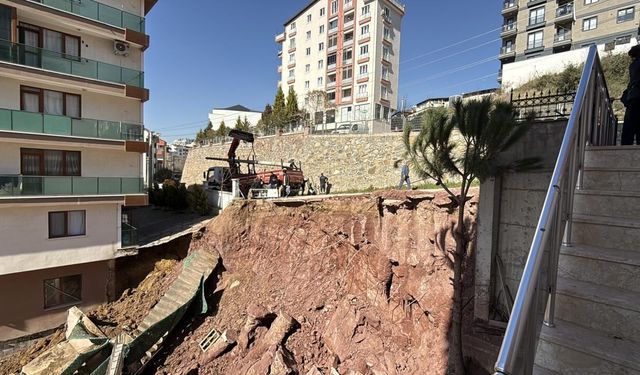 Kocaeli'de istinat duvarı çöktü