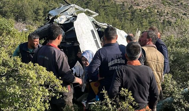 Mersin'de minibüs şarampole yuvarlandı: 2 ölü, 12 yaralı