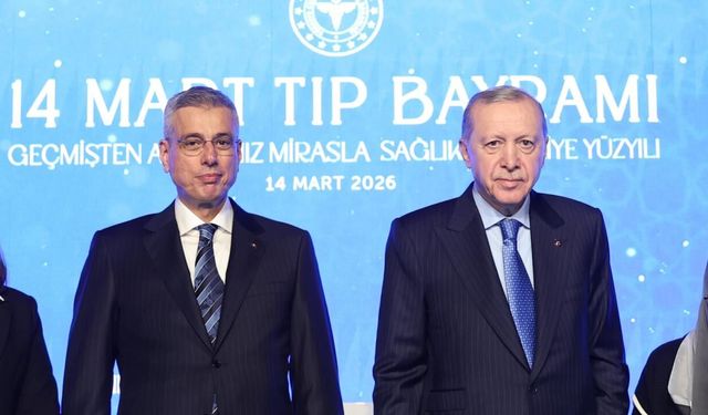 Sağlık Bakanı Memişoğlu, Cumhurbaşkanı Erdoğan'a ElKanun fi'tTıbb kitabını hediye etti