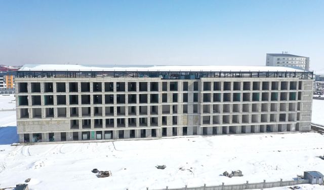 Sismik izolatörlerin kullanıldığı 270 yataklı hastanede sona doğru