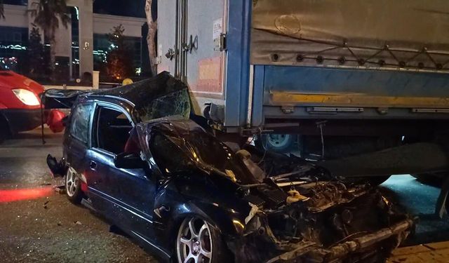 Tırın altına giren araç hurdaya döndü