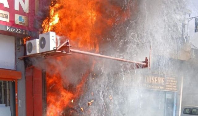 Zeytinburnu'nda 2 katlı iş yerinde yangın