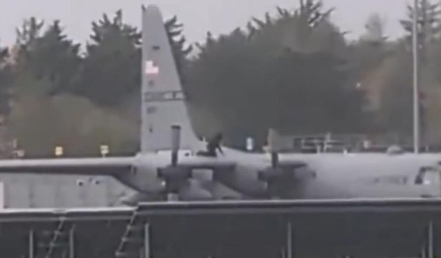 İrlanda'da bir şahıs Amerikan askeri uçağına baltayla saldırdı