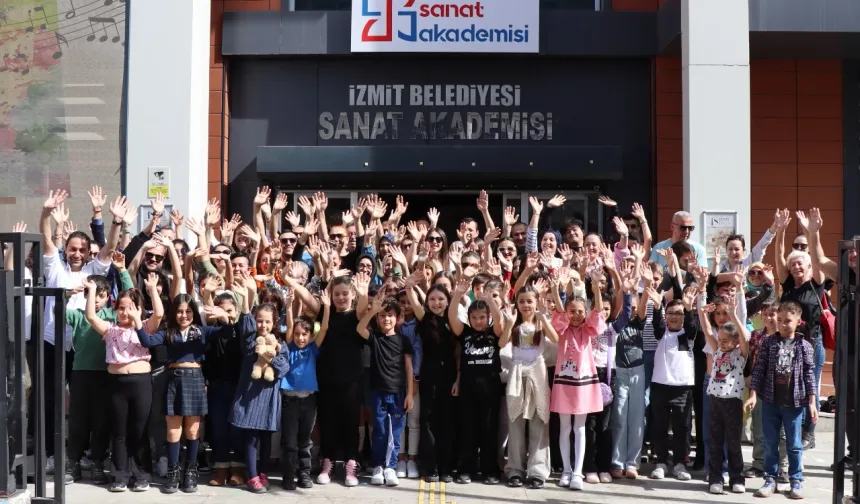 İzmit Belediyesi Sanat Akademisi tiyatro sahnesini büyütüyor