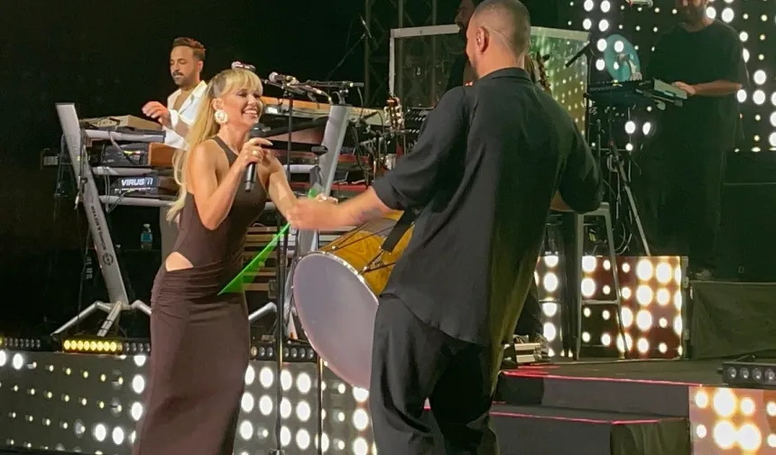 Derya Uluğ şarkısını 'milli'lere ithaf etti