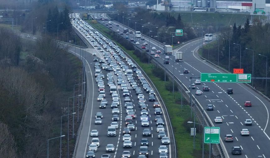 Anadolu Otoyolu'nda bayram tatilinden dönüş yoğunluğu yaşanıyor