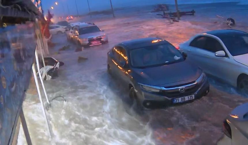 Hatay'da denizin taşmasıyla sahil yolu ve işletmeler su altında kaldı