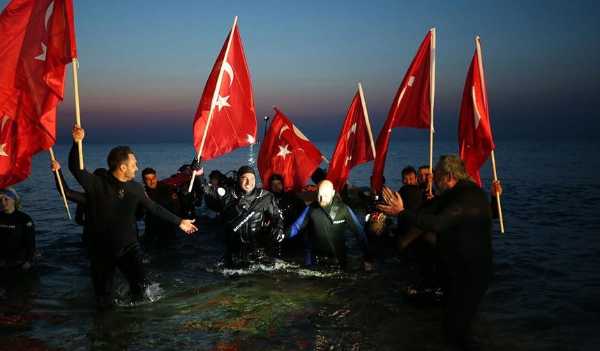 Türk dalgıç dünya rekoru kırdı: Soğuk suda 36 saat