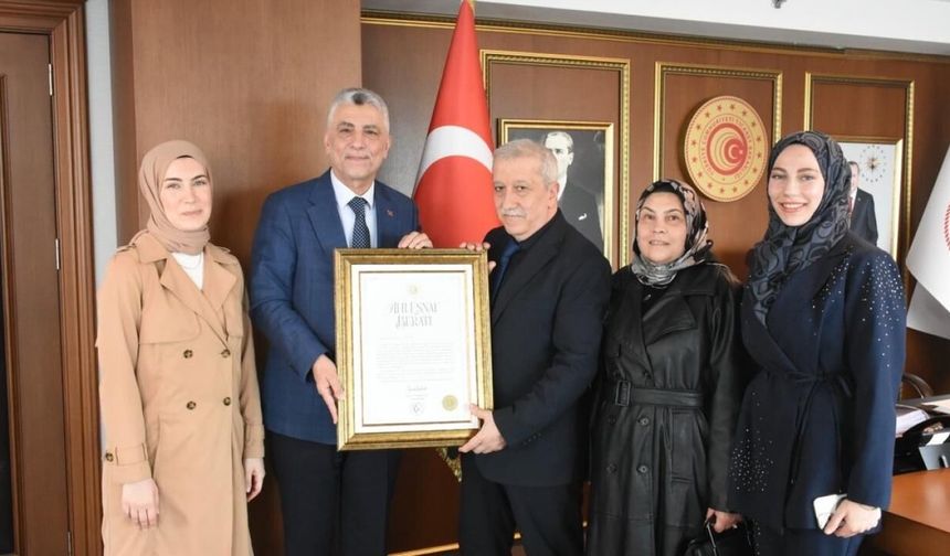 Bakan Bolat'tan Pakistanlı aileden ücret almayan esnafa Ahi Esnaf Beratı