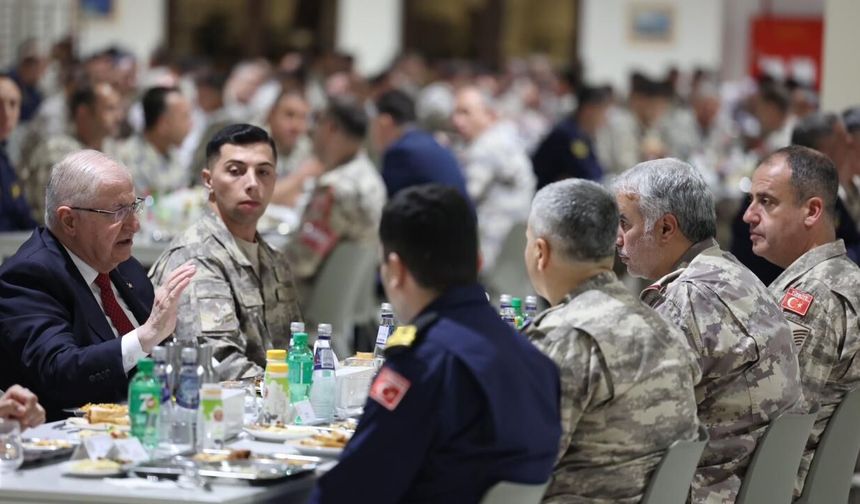 Bakan Güler, Katar'daki Türk birliğinde incelemelerde bulundu