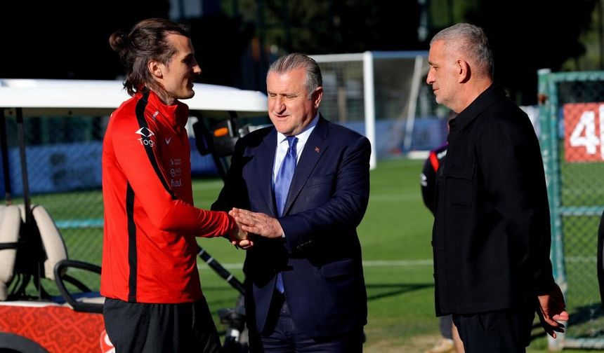 Bakan Bak'tan A Milli Futbol Takımı'na ziyaret