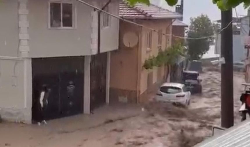 Bursa'da sağanak: Evleri su bastı, çatı çöktü