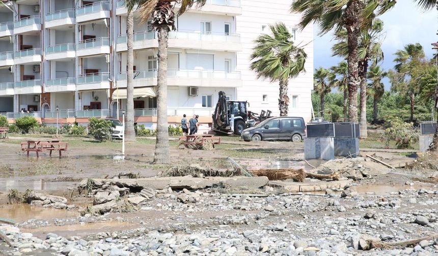 Hatay'da sağanak: Cadde ve sokaklar göle döndü