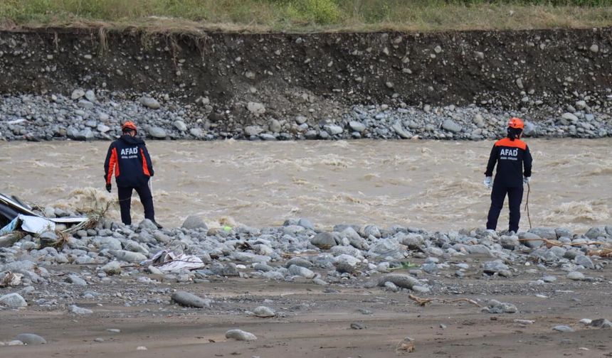 Hatay'da selde kaybolan 2 gençten 1'inin cesedine ulaşıldı