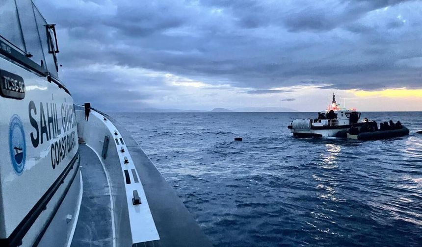 İzmir açıklarında 17 düzensiz göçmen kurtarıldı