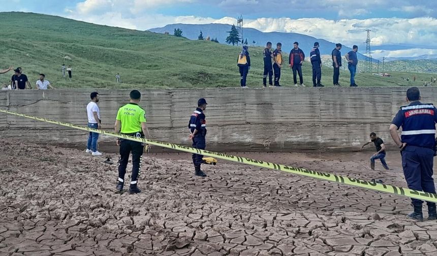 Serinlemek için gölete giren 2 çocuk boğuldu