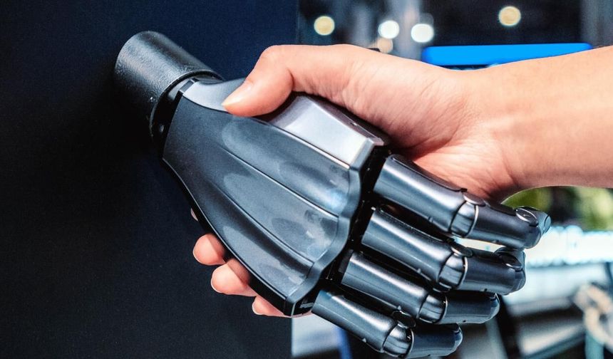 Botlarla konuştukça robotlaşıyoruz: Algoritmalar iletişim biçimimizi yeniden kodluyor