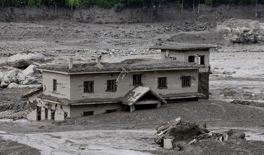 Nepal'deki selde hayatını kaybedenlerin sayısı 939'a yükseldi