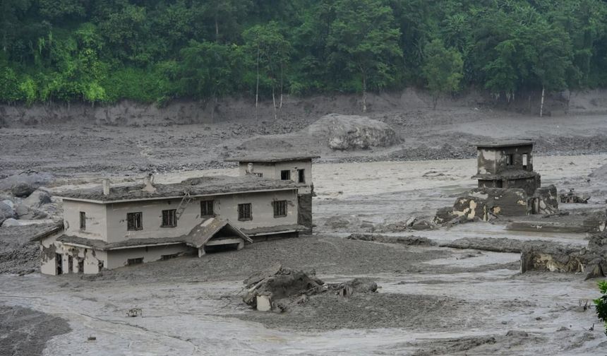 Nepal'deki selde hayatını kaybedenlerin sayısı 987'ye yükseldi