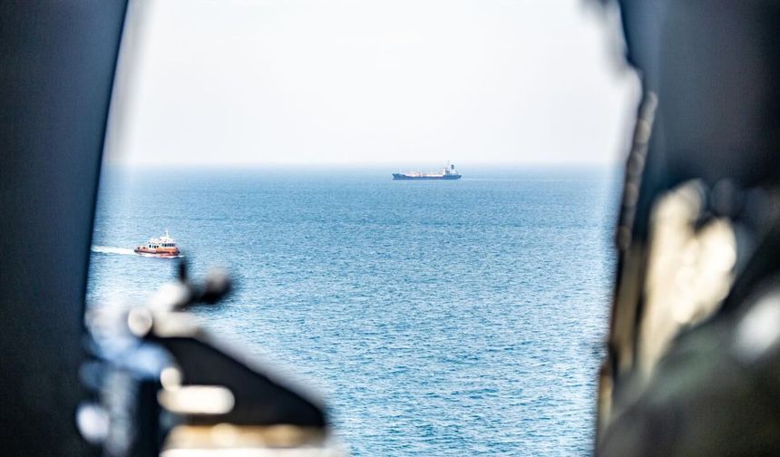UKMTO: Umman açıklarında Hürmüz Boğazı'ndan geçen bir tanker vuruldu