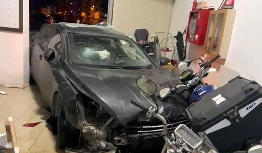 Virajı alamayan otomobilin iş yerine girdiği anlar kamerada
