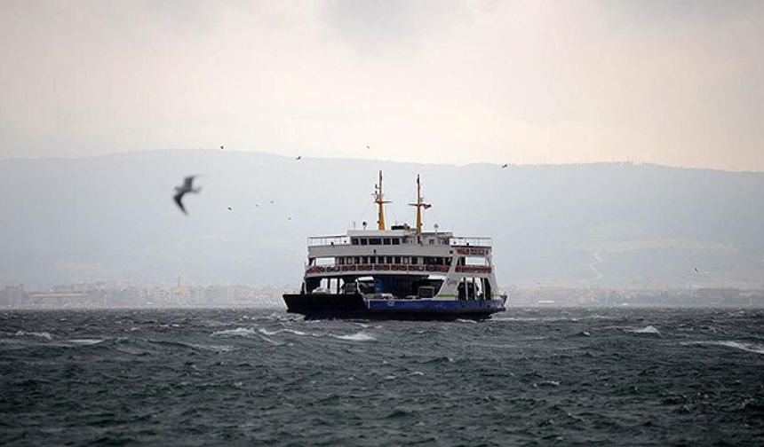 Gökçeada ve Bozcaada hatlarındaki feribot seferlerine fırtına engeli