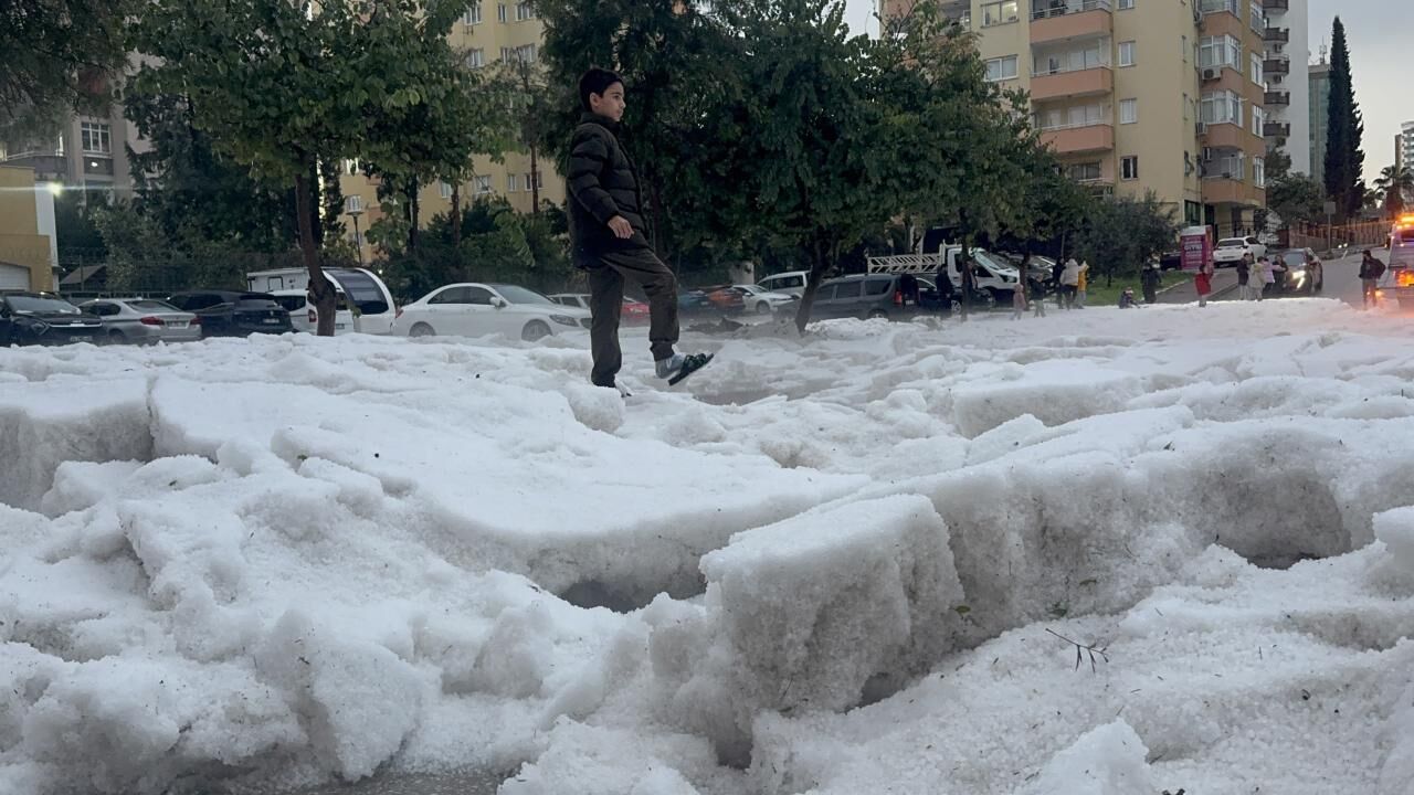 Adana'da sağanak ve dolu hayatı olumsuz etkiledi